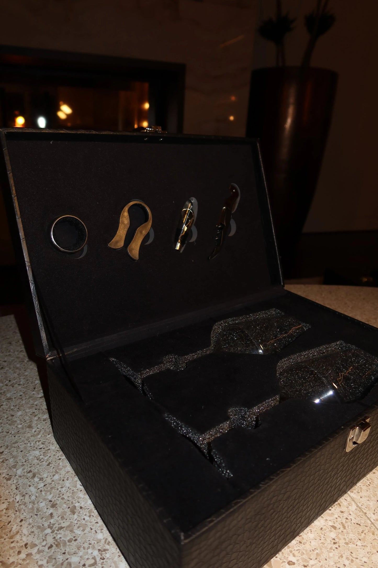 Coppia di Calici Blu con Cofanetto in Pelle